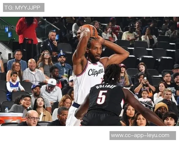 小卡狂砍55分平历史纪录球队更衣室泼水庆祝四连胜喜悦洋溢