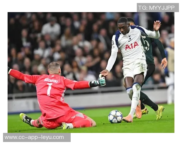 范德芬全场最佳表现助热刺战胜水晶宫贡献11解围与2抢断精彩数据