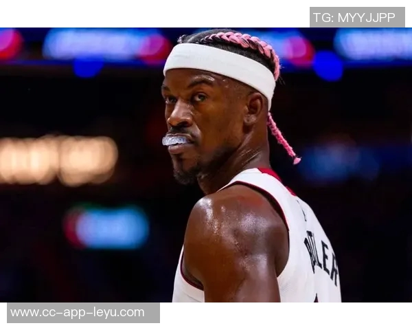 心情愉悦巴特勒亲临现场为好友阿尔卡拉斯加油助威网球赛精彩纷呈